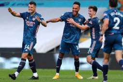 Parte la plantilla de Arsenal celebrando la anotación de Pierre Emerick Aubameyang. Foto: AFP.