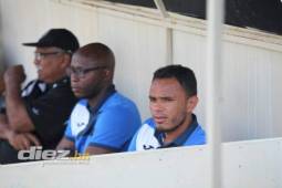 El entrenador Nelson Vásquez en el banquillo de Victoria durante un enfrentamiento ante Tela FC. Foto: Edgar Witty