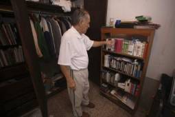 Chelato y sus libros con los trajes que ha usado en su carrera como entrenador.