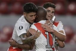 Argentina's River Plate Uruguayan Nicolas De La Cruz celebrates with teammates Colombian Jorge Carrascal (L) and Julian Alvarez after scoring against Brazil's Athletico Paranaense during the closed-door Copa Libertadores round before the quarterfinals football match, at the Libertadores de America stadium in Avellaneda, Buenos Aires, on December 1, 2020. (Photo by Juan Mabromata / various sources / AFP)
