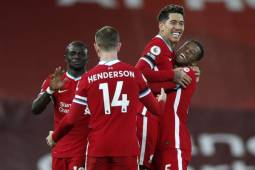 Jugadores de Liverpool celebran la anotación de último minuto de Roberto Firmino para conseguir la victoria este miércoles.