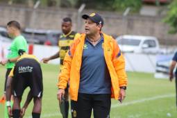 Jeaustin Campos, DT del Real España, debutó en Honduras con goleada. FOTO: José Luis Barralaga.