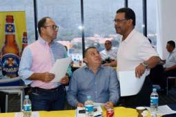 Osman Madrid junto a Francisco Herrera y Lin Zelaya en la elaboración del calendario.