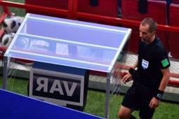 El VAR está siendo asimilado por el mundo entero, en Rusia 2018 ha generado polémica. Foto: AFP.