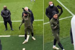 La afición del PSG le cantó a Mbappé tras finalizar el entrenamiento de este domingo.