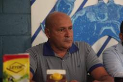 Wilmer Cruz cuando fue presentado como DT del Victoria antes del arranque del Torneo Apertura 2019. Foto: Edgar Witty