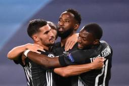 Lyon's French forward Moussa Dembele (2R) celebrates scoring his team's second goal during the UEFA Champions League quarter-final football match between Manchester City and Lyon at the Jose Alvalade stadium in Lisbon on August 15, 2020. (Photo by FRANCK FIFE / POOL / AFP)