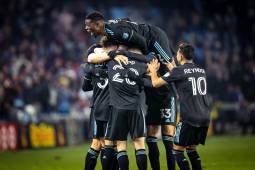 Futbolistas de Atlanta United celebrando uno de sus goles en el triunfo ante Colorado.