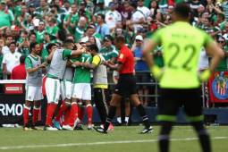 SAN DIEGO, CA - JULY 09: Hedgardo Marin #14 of Mexico is congratulated by teammates after scoring a goal during the first half of a 2017 CONCACAF Gold Cup Group C match against El Salvadorat Qualcomm Stadium on July 9, 2017 in San Diego, California. Sean M. Haffey/Getty Images/AFP