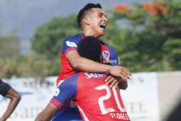 Michaell Chirinos celebra su anotación ante el Honduras Progreso. Foto: Neptalí Romero.