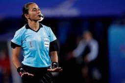 Nacida en el municipio de Goioerê, en el estado de Paraná, en el sur de Brasil, Alves comenzó oficialmente su carrera como árbitra en el 2000 tras varios años como jugadora de fútbol sala y llenando sacos de tierra en un vivero.