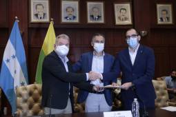 El alcalde de San Pedro Sula, Roberto Contreras; José Ernesto Mejía Portillo de la Fenafuth y el representante de FIFA FORWARD, José Rodríguez.