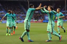 Luis Suárez y Lionel Messi marcaron doblete ante el Alavés y siguen en lo alto de tabla de goleadores.