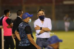 Salomón Nazar junto a su asistente Marcos Mendoza en el banquillo de Victoria durante el clásico ante Vida.