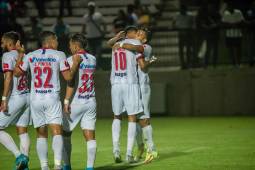 Futbolistas de Olimpia celebran junto a Yan Maciel su anotación ante Municipal