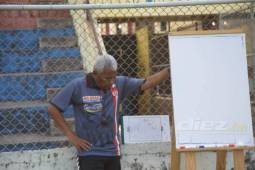 Héctor Castellón minutos antes de impartir la charla inicial a los jugadores del Vida durante uno de sus entrenamientos. Foto: Edgar Witty