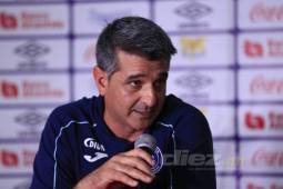 El DT de Motagua, Diego Vázquez durante la conferencia de prensa. Foto: Moisés Velenzuela.