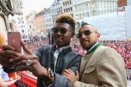 Los aficionados del Bayern Munich esperaron a su equipo para celebrar el título de campeón en la plaza Marienplatz, en Munich. Foto AFP.