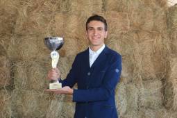 Espinosa obtuvo 5,882 votos que equivalen al 29.4 por ciento de las votaciones en la categoría superando a Guillermo Erazo que recibió 4,608 que hacen un 23%.