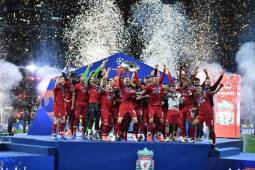 Liverpool's English midfielder Jordan Henderson raises the trophy after winning the UEFA Champions League final football match between Liverpool and Tottenham Hotspur at the Wanda Metropolitano Stadium in Madrid on June 1, 2019. (Photo by Ben STANSALL / AFP)