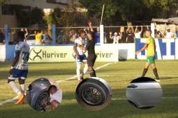 Los fanáticos salieron molestos por las decisiones arbitrales durante el juego ante Social Sol. Foto: Edgar Witty