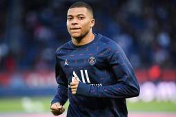 Kylian Mbappé será noticia en el mercado de fichajes al menos por un mes más. AFP