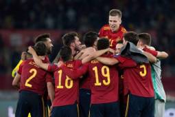 Spain's players celebrate after winning 1-0 the FIFA World Cup Qatar 2022 qualification group B football match between Spain and Sweden, at La Cartuja Stadium in Seville, on November 14, 2021. (Photo by JORGE GUERRERO / AFP)