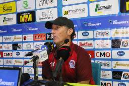 Pedro Troglio en conferencia de prensa tras derrotar a Olancho en la octava fecha del Apertura. FOTO: Marvin Salgado.