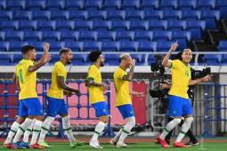 Brazil's forward Richarlison (R) celebrates with teammates after opening the scoring during the Tokyo 2020 Olympic Games men's group D first round football match between Brazil and Germany at the Yokohama International Stadium in Yokohama on July 22, (Photo by DANIEL LEAL-OLIVAS / AFP)