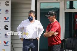 El presidente de Olimpia Rafael Villeda cargando uno de los trofeos de Olimpia. Foto: Marvin Salgado.