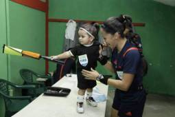 La árbitra hondureña junto a su hija previo al inicio de dirigir uno de sus encuentros en la Liga Nacional.