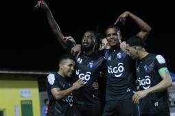 Noche redonda para un inspirado Geovany Martínez que se coloca como el primero con un hack trick en el Apertura.