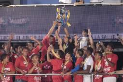 Donis Escober y Noel Valladares fueron los primeros en levantar la copa de campeón.