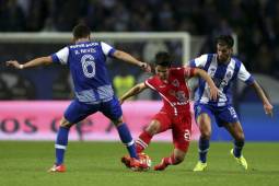 El delantero hondureño Jonathan Rubio del Gil Vicente de Portugal en el partido contra el Porto en la Copa portuguesa. FOTO: AFP