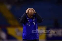 Fabián Coito lamentándose tras el empate 0-0 ante Costa Rica en el Olímpico.