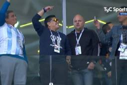 Diego Maradona ha sido ovacionado a su entrada al estadio de Moscú.