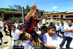 En el momento que Lionel Messi fue levantado por sus compañeros, después de ponerse la camisa del Barcelona. (Foto: Juan Salgado).