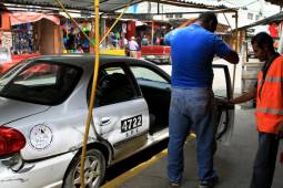 En el punto de taxi colectivo de la 4 calle, 1 y 2 avenidas, sureste, en la ruta a las colonias Luisiana, San José y Perfecto Vásquez, aplican el detector y llevan dos años sin asaltos.