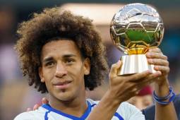 Adalberto Carrasquilla fue premiado como el mejor futbolista de la pasada Copa Oro 2023.