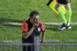 Fernando Mira, entrenador del Vida durante el juego ante Olimpia en la semifinal del fútbol hondureño.