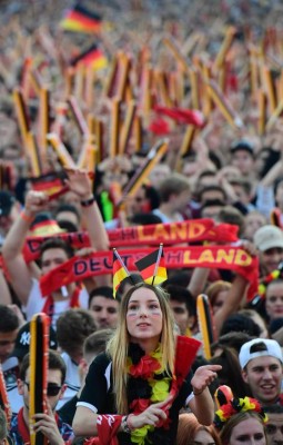 El toque femenino: Las bellezas en el Francia-Alemania