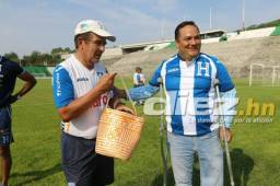 La autoridad municipal fue bien recibida en el entreno de la Bicolor. Foto: Ronald Aceituno.