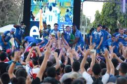 La Selección de Honduras durante su visita a Chamelecón, un popular barrio de San Pedro Sula y la vivió a lo grande con el calor de la gente. Foto AFP