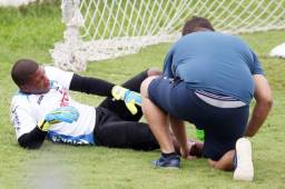 El portero de la Selección de Honduras, Luis 'Buba' López siendo atendido por un miembro del cuerpo médico de la Selección tras recaer de la lesión. Foto archivo