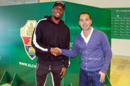 Florentin Pogba junto a un directivo del Elche de España.