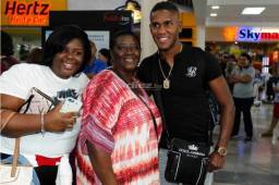 Brayan Beckeles posando en el aeropuerto de San Pedro Sula con familiares. Fotos Neptalí Romero