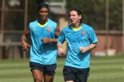 Ronaldinho junto con Messi en un entranamiento con el Barcelona.