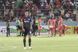 El delantero del Olimpia, Eddie Hernández, salió expulsado por doble amonestación en el juego ante Vida por hacer reclamos al árbitro. Fotos Edgar Witty