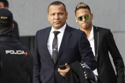 Actualmente Neymar enfrenta procesos legales junto a su padre.
