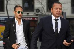 Neymar ni retorna al Barcelona ni se va al Real Madrid, así lo informa su padre.